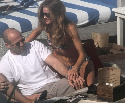 La Huntington in barca con Statham