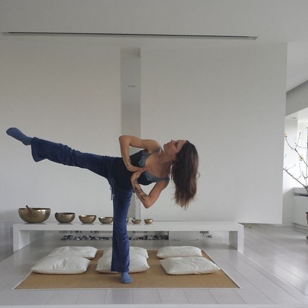 NAIKE RIVELLI SEXY YOGA IN TOPLESS E VIDEO HOT SU INSTAGRAM FOTO