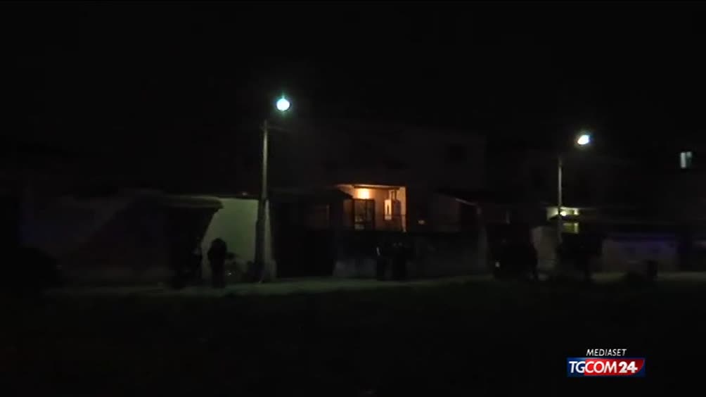 Caserta, spara ai parenti e si uccide Caserta, spara ai parenti e si uccide