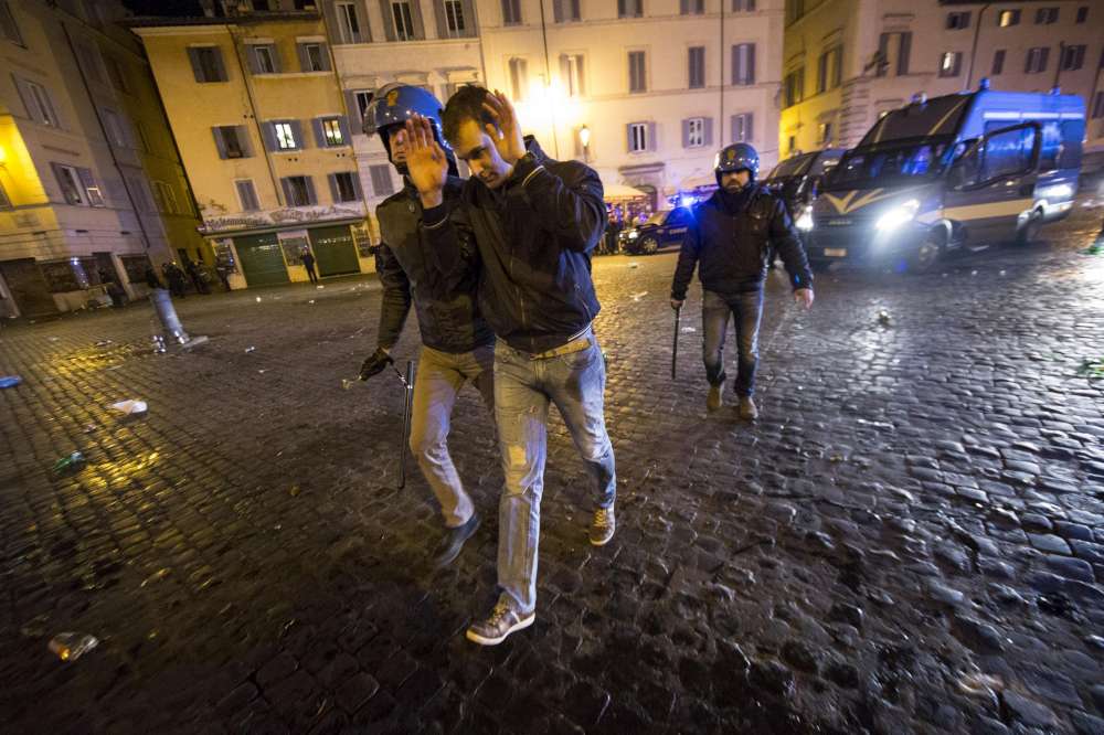 Europa League, tensione e scontri in pieno centro a Roma: oltre 20 tifosi arrestati