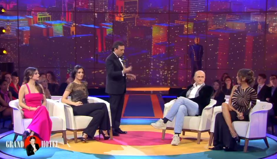 Cristina Buccino Il Nude Look Con Vista Sui Capezzoli Da Chiambretti