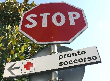 Lucca,sgozzato da vetri in frantumi