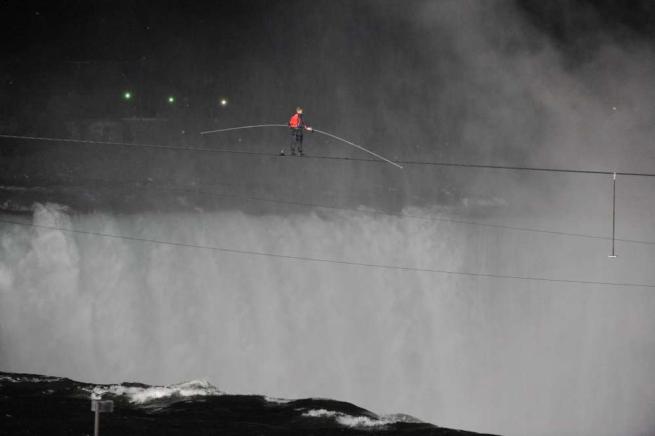 U.S.A - Acrobata attraversa le Cascate del Niagara sulla Fune C_2_fotogallery_1011118__ImageGallery__imageGalleryItem_0_image