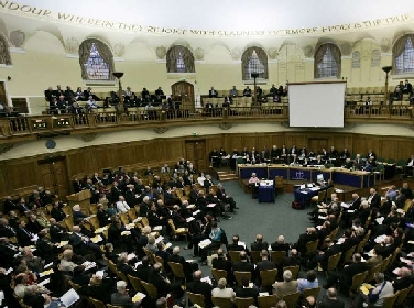 Anglicani, cade divieto vescovi gay
