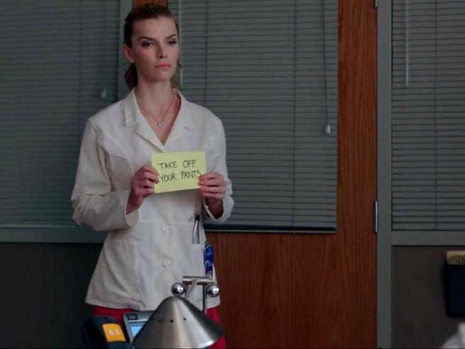 betty-gilpin-topless-della-dottoressa-carrie-roman-in-nurse-jackie