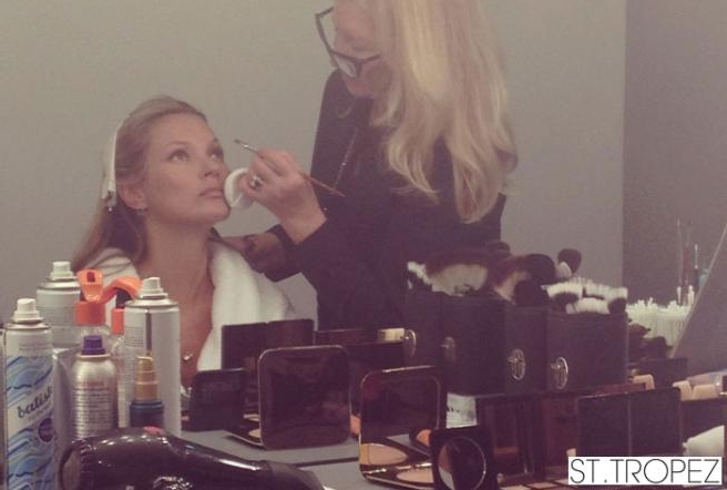 KATE MOSS SENZA VELI PER IL MARCHIO DI COSMETICI SAINT TROPEZ SELF TAN GOSSIP 2013 KATE MOSS SENZA VELI PER IL MARCHIO DI COSMETICI SAINT TROPEZ SELF TAN GOSSIP 2013