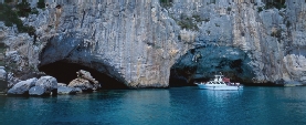 Cala Luna e il suo mare di smeraldo Cala Luna e il suo mare di smeraldo