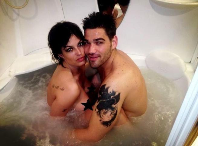 SARA TOMMASI E NANDO COLELLI POSANO IN VASCA DA BAGNO GOSSIP 2013 SARA TOMMASI E NANDO COLELLI POSANO IN VASCA DA BAGNO GOSSIP 2013