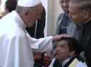 Il ragazzo e il Papa: lo esorcizza o prega? Il ragazzo e il Papa: lo esorcizza o prega?