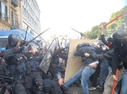 Corteo Palermo, polizia carica manifestanti che rispondono con sassi  C_2_articolo_1069194_imagepp