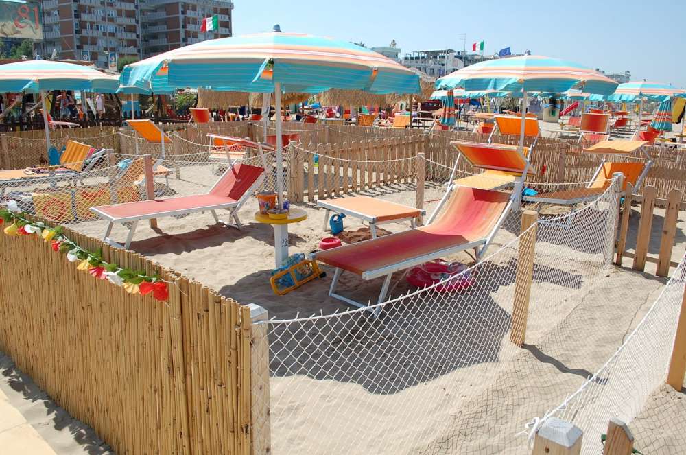 Rimini Una Spiaggia Dedicata Ai Canial Bagno 82 Entra Solo