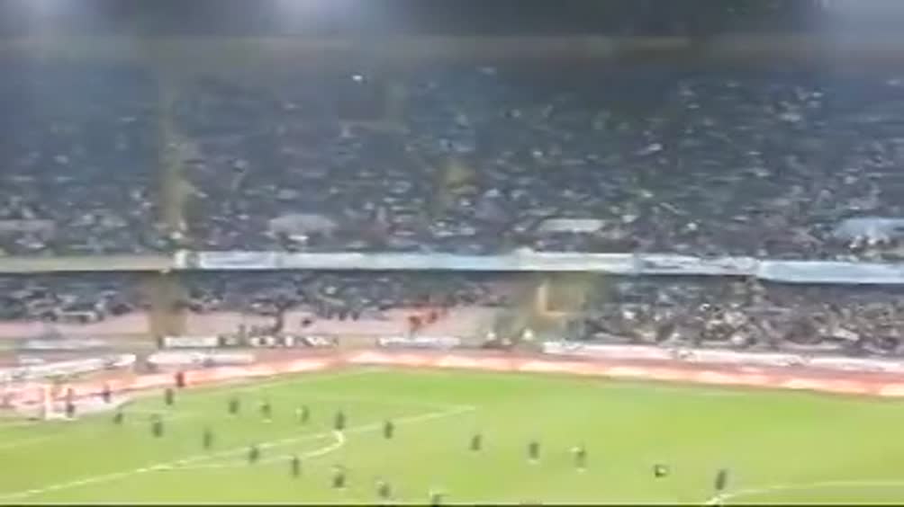 Tutto il San Paolo canta "Napule è"