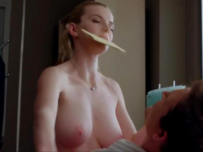 Carrie Roman Nuda e Topless Nella serie tv Nurse Jackie - Terapia d'ur...